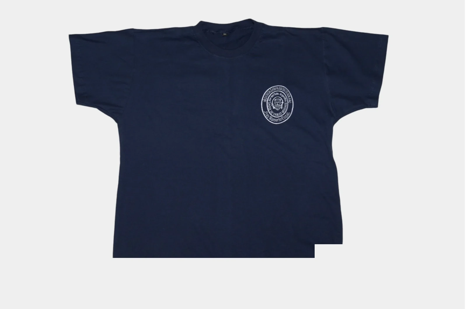 Remera azul marino de Esquiú con logo bordado